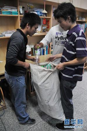 揚州大學大學生收廢品資助學童引網(wǎng)民熱捧