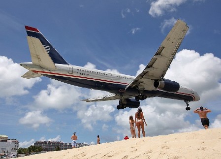 攝影師拍飛機(jī)“擦著”人頭降落奇景