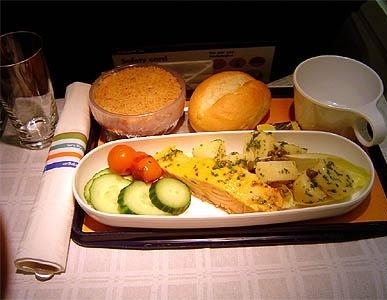 飛機(jī)上也有美食！看看各航空公司飛機(jī)餐