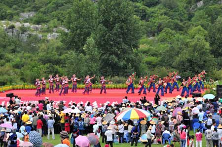 彝鄉(xiāng)石林：3萬農(nóng)民忙時勞作閑時歌