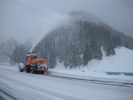 多部門(mén)協(xié)同配合鏖戰(zhàn)暴雪 確保伊犁交通暢通無(wú)阻