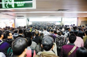 赴港客流井噴 10多萬(wàn)人卡香港入境口