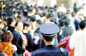 赴港客流井噴 10多萬(wàn)人卡香港入境口