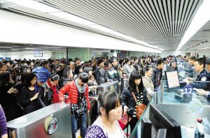 赴港客流井噴 10多萬(wàn)人卡香港入境口