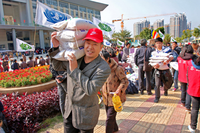 翔安9239名貧困居民收到新年救濟物資