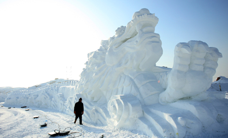 百米雪雕巨龍亮相“油城”