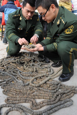 福建邊防部門(mén)查扣一批疑似古錢(qián)幣