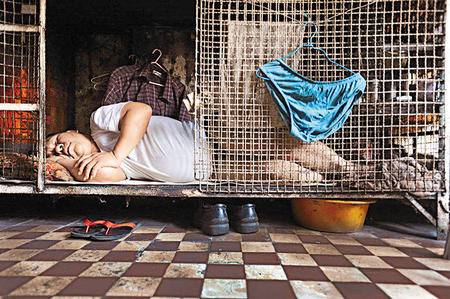 外國媒體看香港籠屋生活 窮人問題引關(guān)注