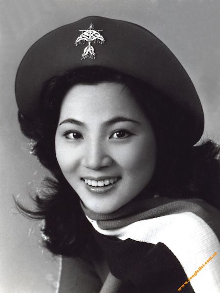 臺灣“帽子歌后”鳳飛飛病逝 生前清純照