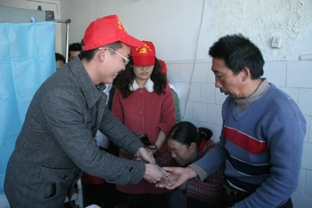 愛灑濟源 志愿者救助最美的彩霞