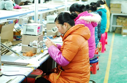 河南唐河:留守婦女家門口再就業(yè)