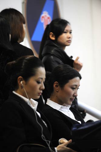 南方航空在瓊招乘首日 200多名在校大學生報名