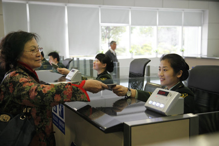 江蘇無錫邊檢:熱情服務(wù)返鄉(xiāng)祭祖臺胞