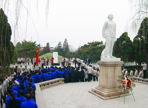 太重集團(tuán)走進(jìn)劉胡蘭村深入開展黨的純潔性教育活動(dòng)
