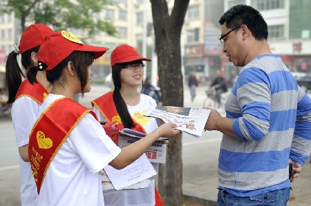 大學(xué)生義賣報(bào)紙籌善款救助白血病同學(xué)