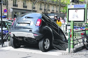 法國(guó)男子停車(chē)鬧烏龍 駕車(chē)開(kāi)進(jìn)地鐵口(圖)