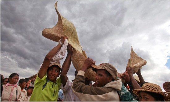 馬達(dá)加斯加獨(dú)特“翻尸節(jié)”