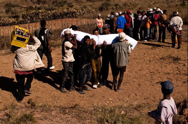 馬達(dá)加斯加獨(dú)特“翻尸節(jié)”