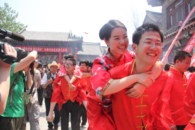 周村古商城舉行中國(guó)傳統(tǒng)民俗集體婚禮