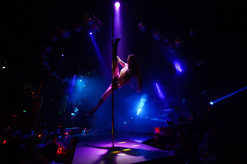 女子從醫(yī)大退學(xué)練鋼管舞