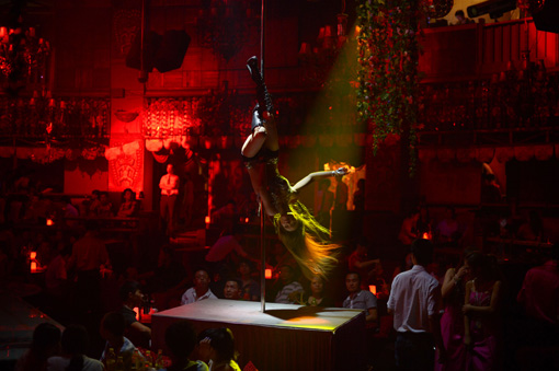 女子從醫(yī)大退學(xué)練鋼管舞