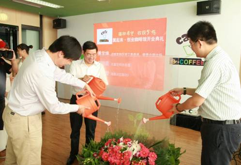 成都首家IT創(chuàng)業(yè)主題咖啡館——翼起來•創(chuàng)業(yè)咖啡館開業(yè)