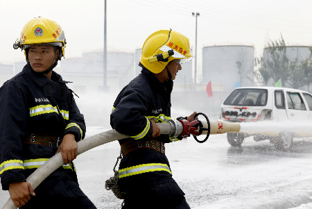 克拉瑪依舉行油罐類火災滅火演練
