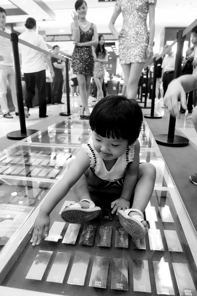 武漢一商家用200公斤金磚鋪道 價(jià)值7000萬(wàn)(圖)