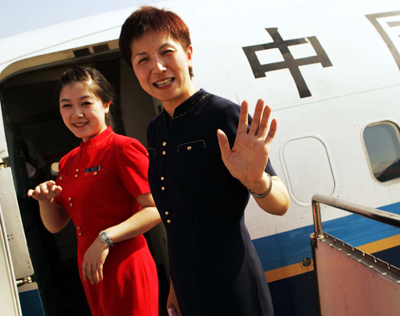 首對(duì)“母女空姐”母親正式退役 年滿50歲