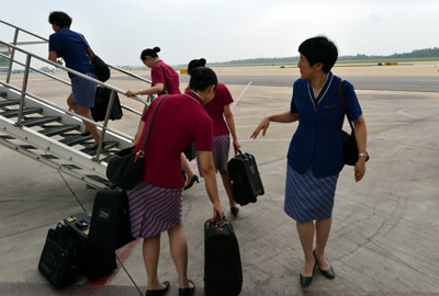 首對(duì)“母女空姐”母親正式退役 年滿50歲