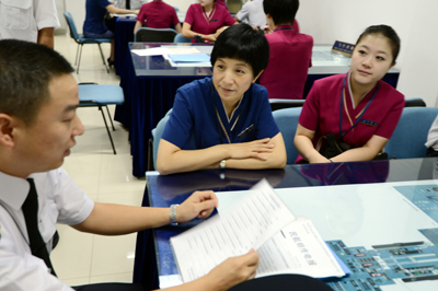 首對(duì)“母女空姐”母親正式退役 年滿50歲