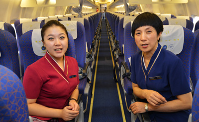 首對(duì)“母女空姐”母親正式退役 年滿50歲