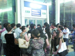 機(jī)長(zhǎng)甩下91名因不滿賠償額度未登機(jī)乘客起飛