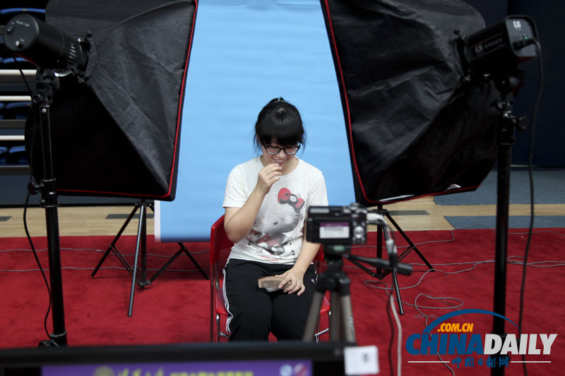 [高清]清華大學(xué)報(bào)到設(shè)“警戒線”新生須獨(dú)自入學(xué)