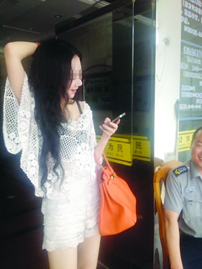 “高跟鞋姑娘”無證駕駛被罰 “國際駕照”其實是學(xué)生證