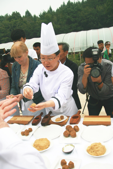 泉眼鎮(zhèn)舉辦第一屆中秋打月餅比賽