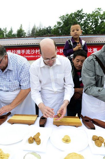 泉眼鎮(zhèn)舉辦第一屆中秋打月餅比賽