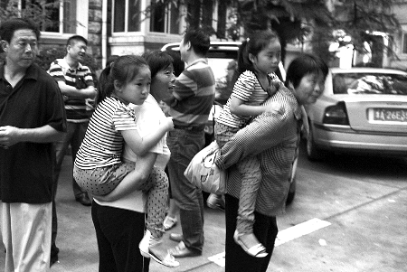 鄭州：多名警察及城管與大黃狗對峙3小時束手無策