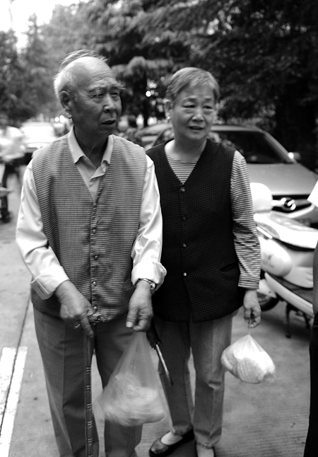 鄭州：多名警察及城管與大黃狗對峙3小時束手無策