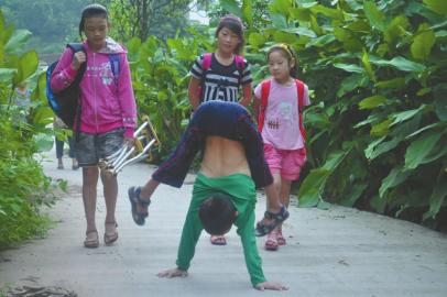 宜賓10歲男孩下半身癱瘓 每天倒立行走上學(xué)