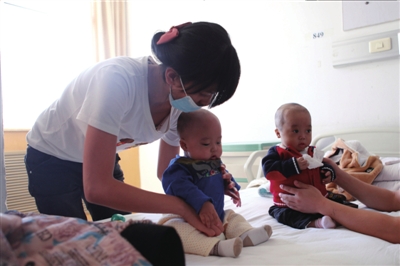 兩位媽媽換肝互救對方孩子續(xù) 兩個(gè)寶寶將出院