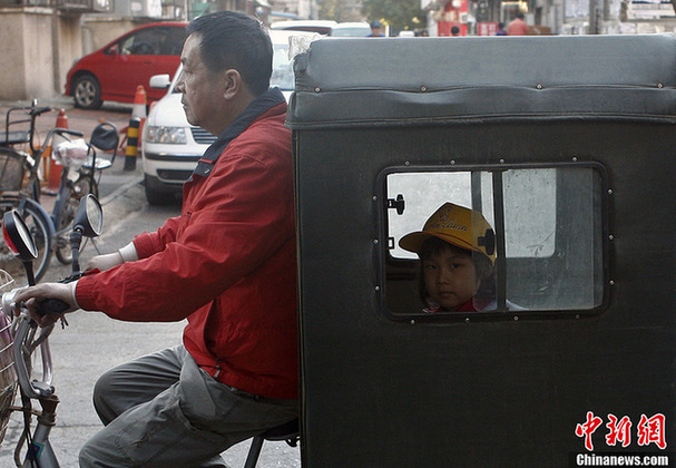 “中國式接送”引熱議 孩子成長如此呵護(hù)