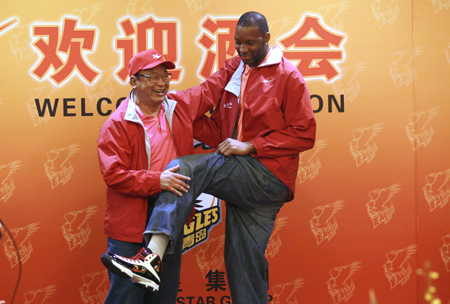 麥迪出席歡迎酒會(huì) 雙星俱樂(lè)部送見(jiàn)面禮