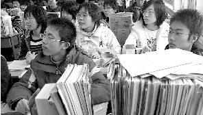 中學(xué)生作業(yè)寫(xiě)到深夜12點(diǎn) 專(zhuān)家稱(chēng)時(shí)間越長(zhǎng)效果越差