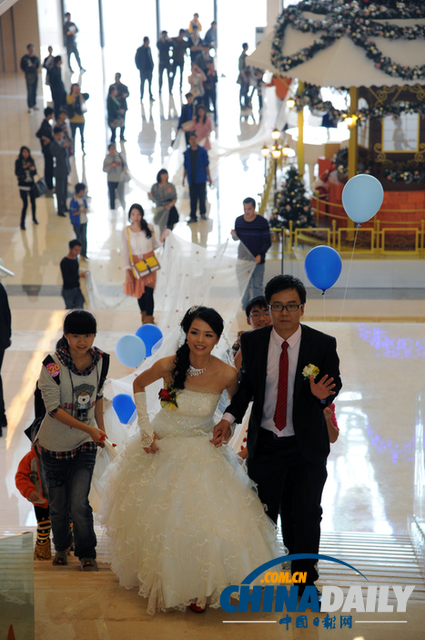 南寧一對(duì)新人為婚禮自制520米長(zhǎng)婚紗