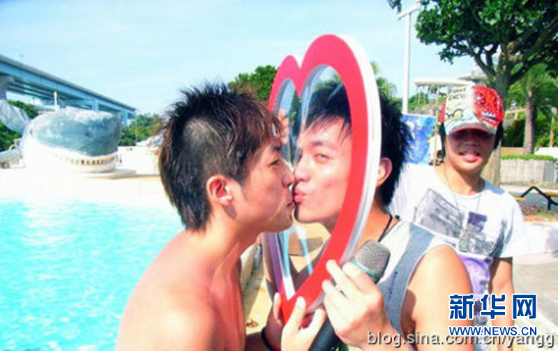 黃曉明“斷背” 初吻余文樂 盤點(diǎn)明星男男激吻照