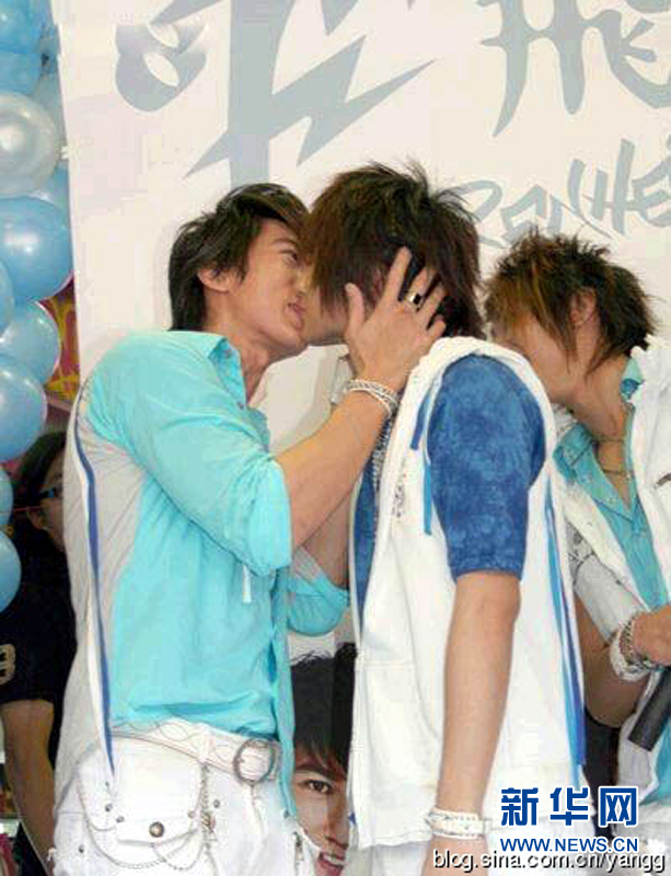 黃曉明“斷背” 初吻余文樂 盤點明星男男激吻照