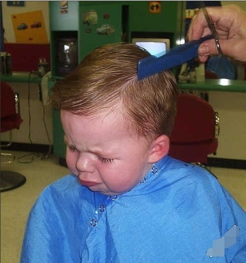 又囧又萌！寶寶理發(fā)好傷心