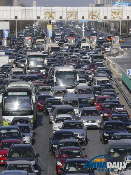 北京元旦假期返京高峰現(xiàn)堵車長龍