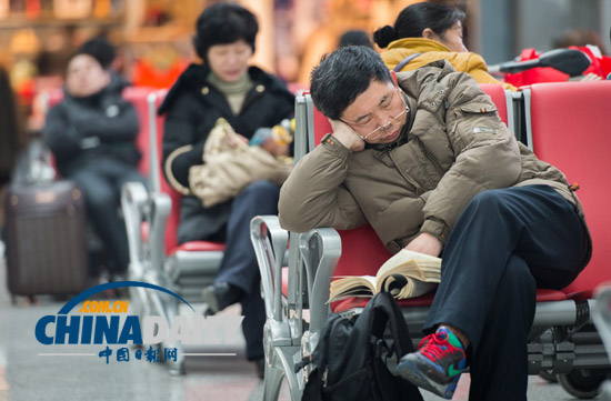 成都大霧 雙流機(jī)場(chǎng)萬(wàn)人滯留